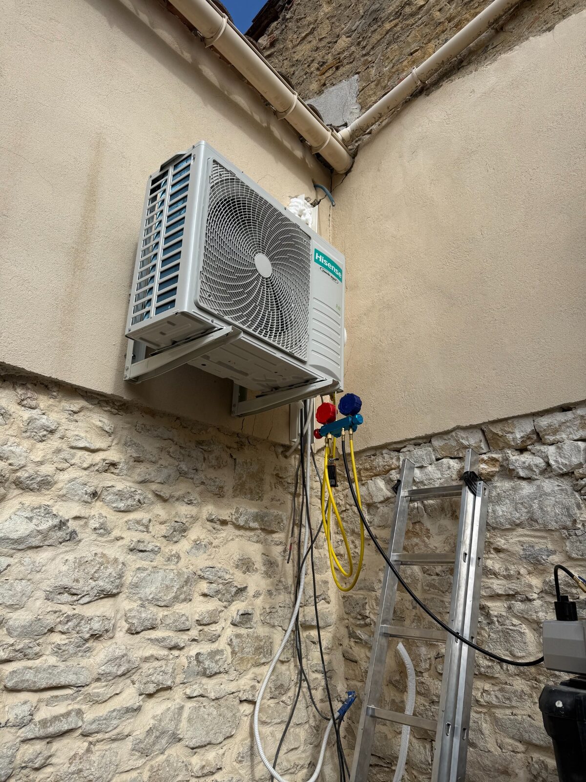 Unité extérieure de climatisation multisplit en cours d’installation à Labastide-Saint-Sernin