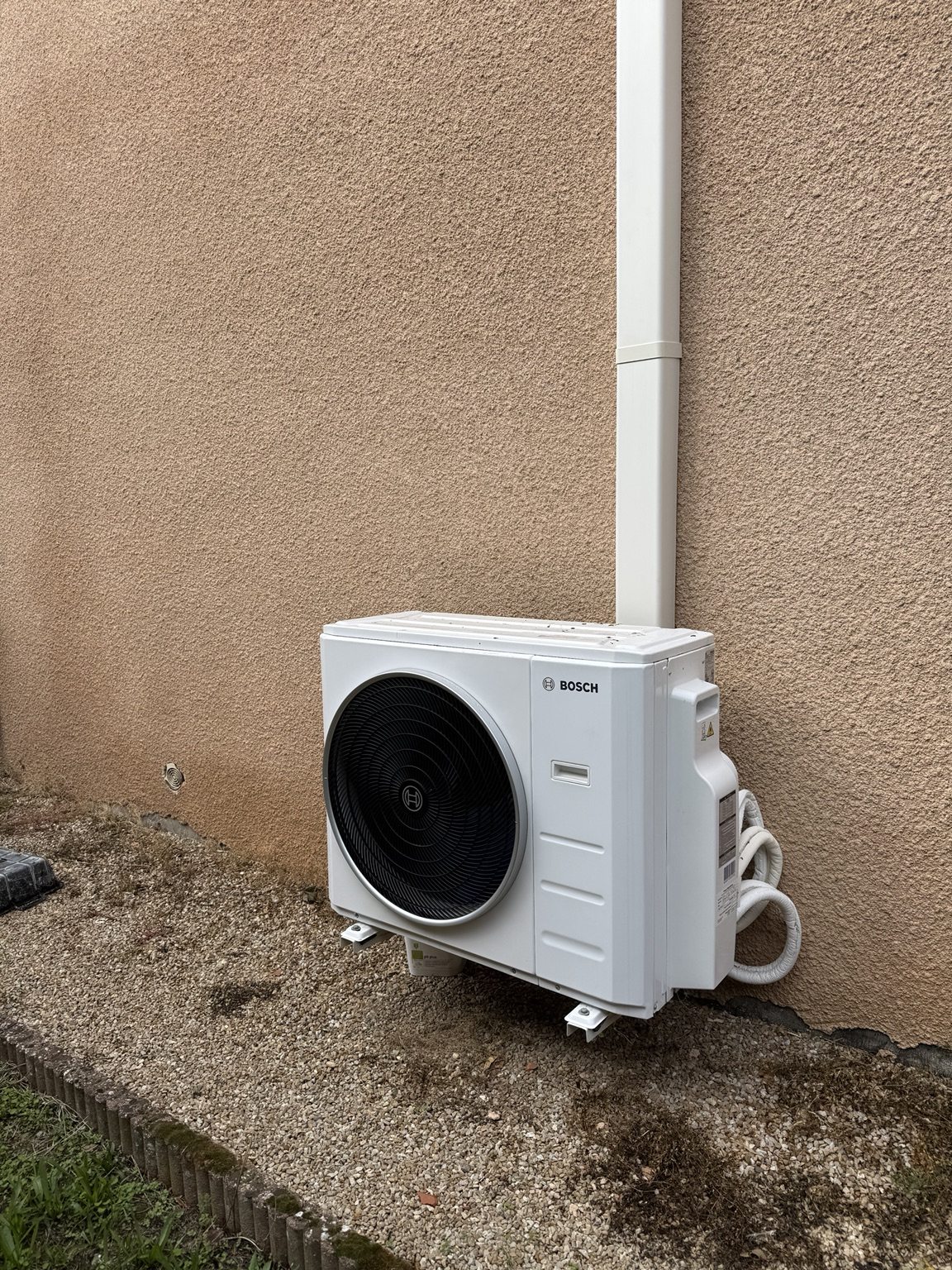 Unité extérieure de climatisation réversible Bosch 3000i installée à Bruguières (31150)