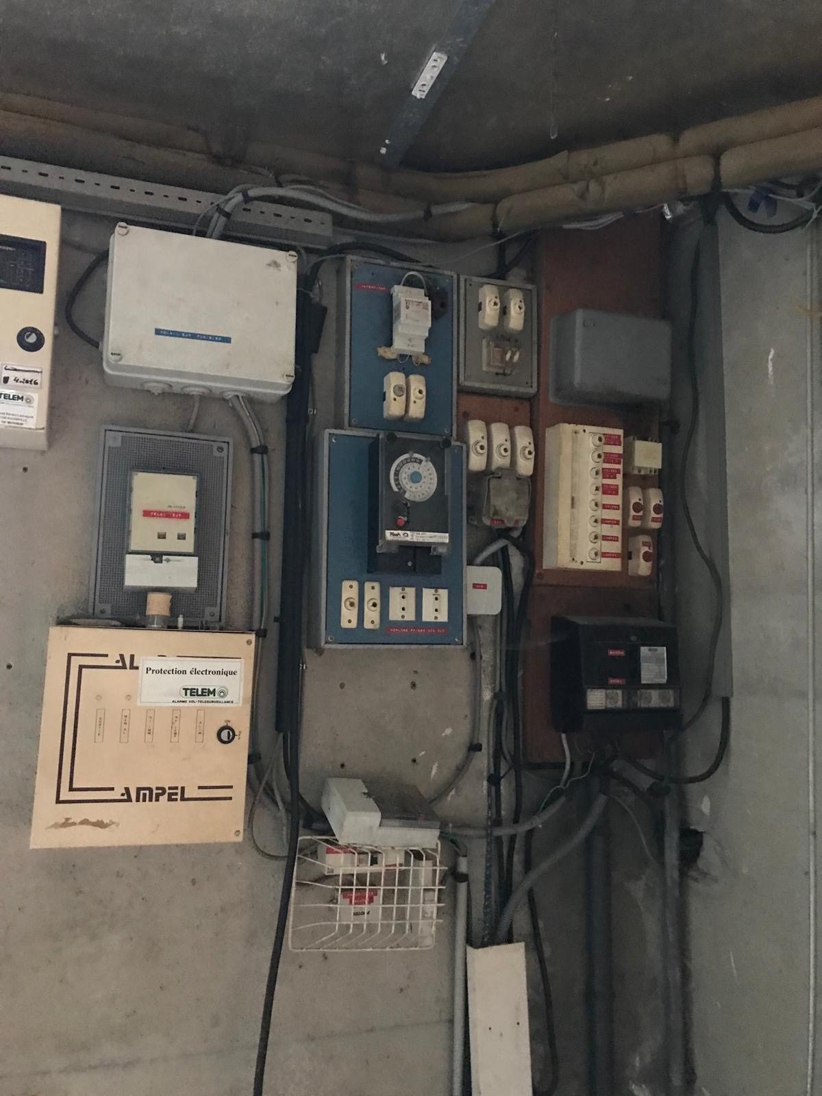Ancien tableau électrique vétuste d'une maison à Launaguet avant reprise et mise aux normes