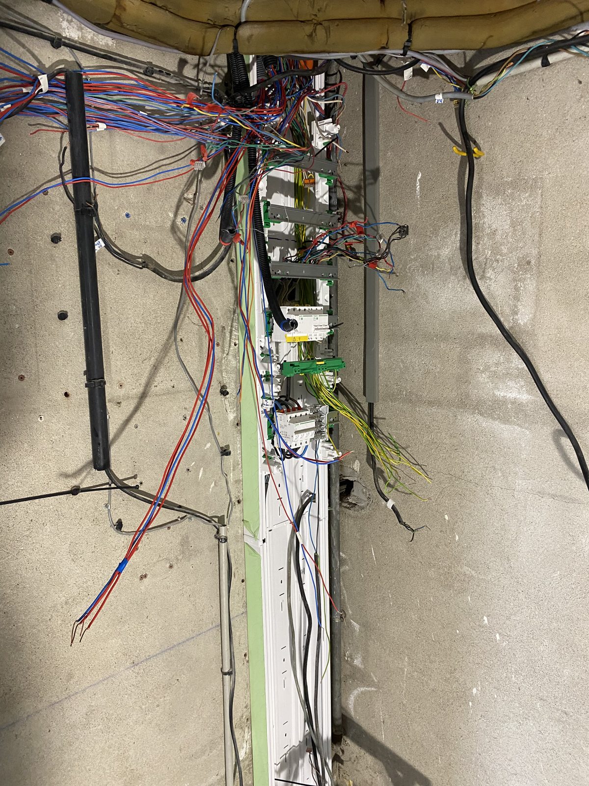 Reprise du réseau électrique d'une maison à Launaguet pendant les travaux, mise aux normes du tableau et des circuits
