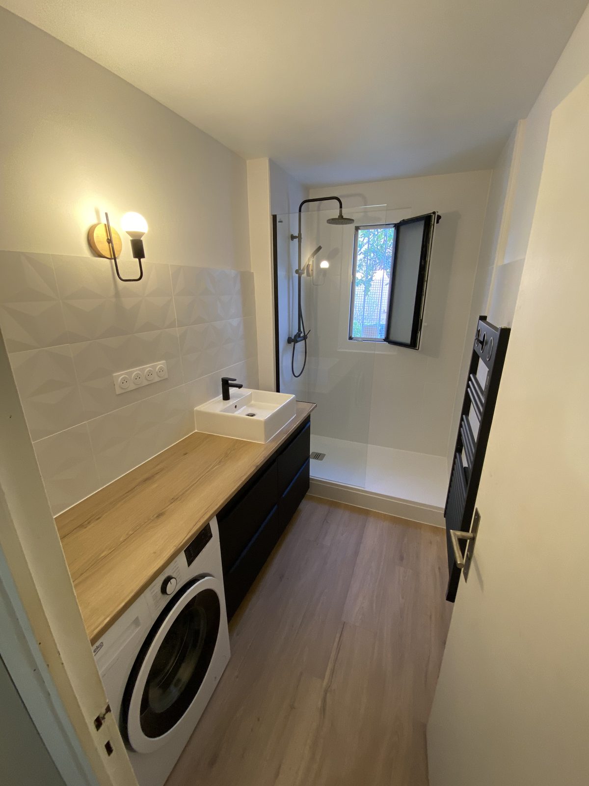 Salle de bain rénovée à Blagnac après travaux : électricité, plomberie et finitions
