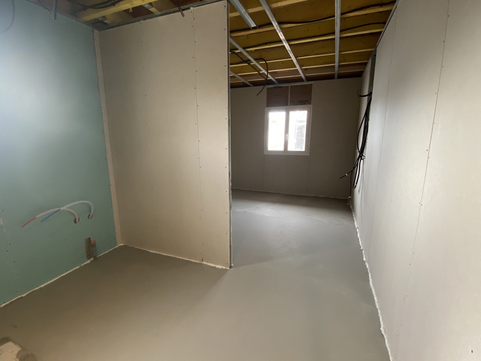 Travaux en cours : cloisonnement, réseaux eau, électricité et VMC