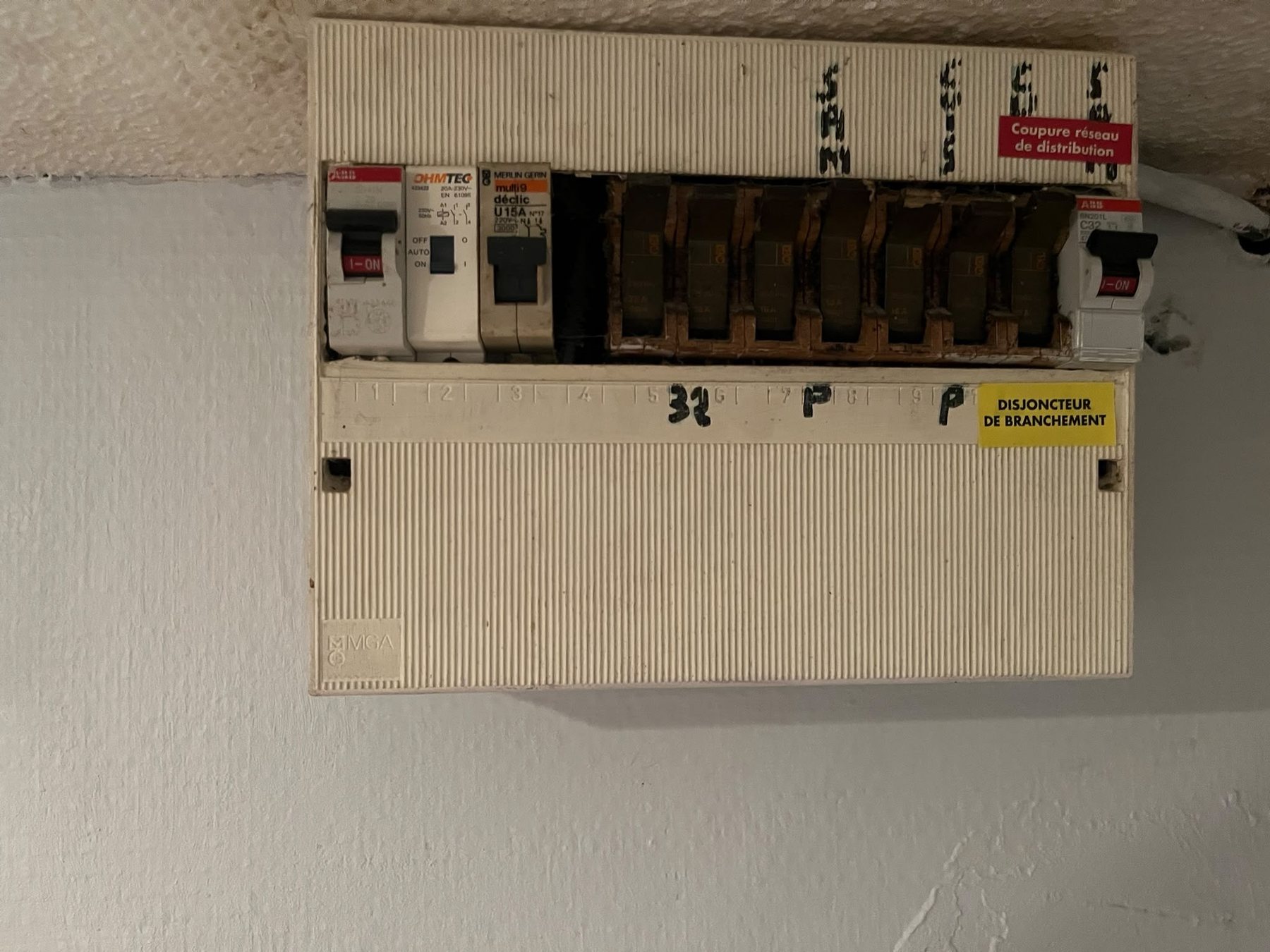 Ancien coffret électrique à remplacer à Labastide-Saint-Sernin